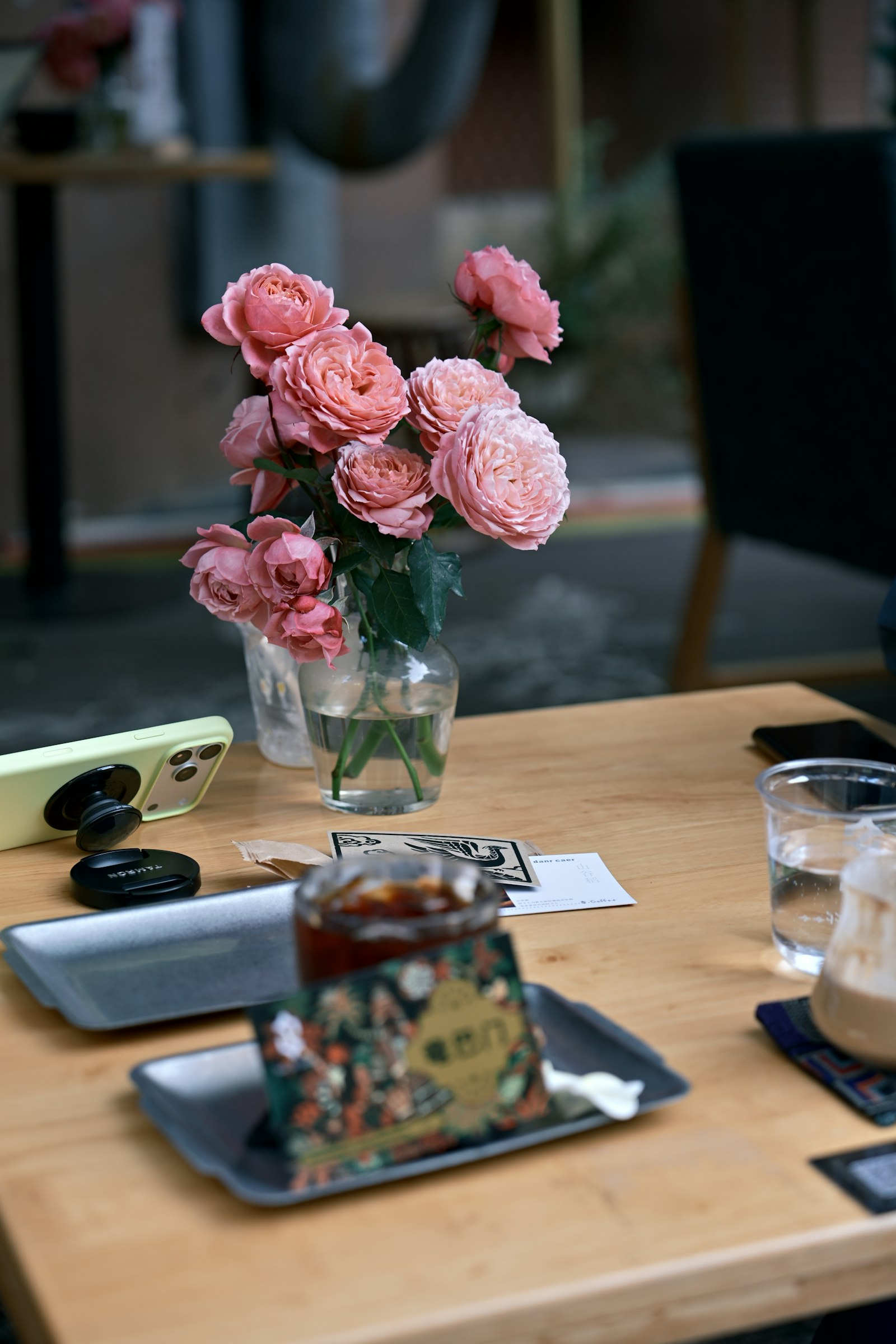 Pink roses in a vase on a cafe table